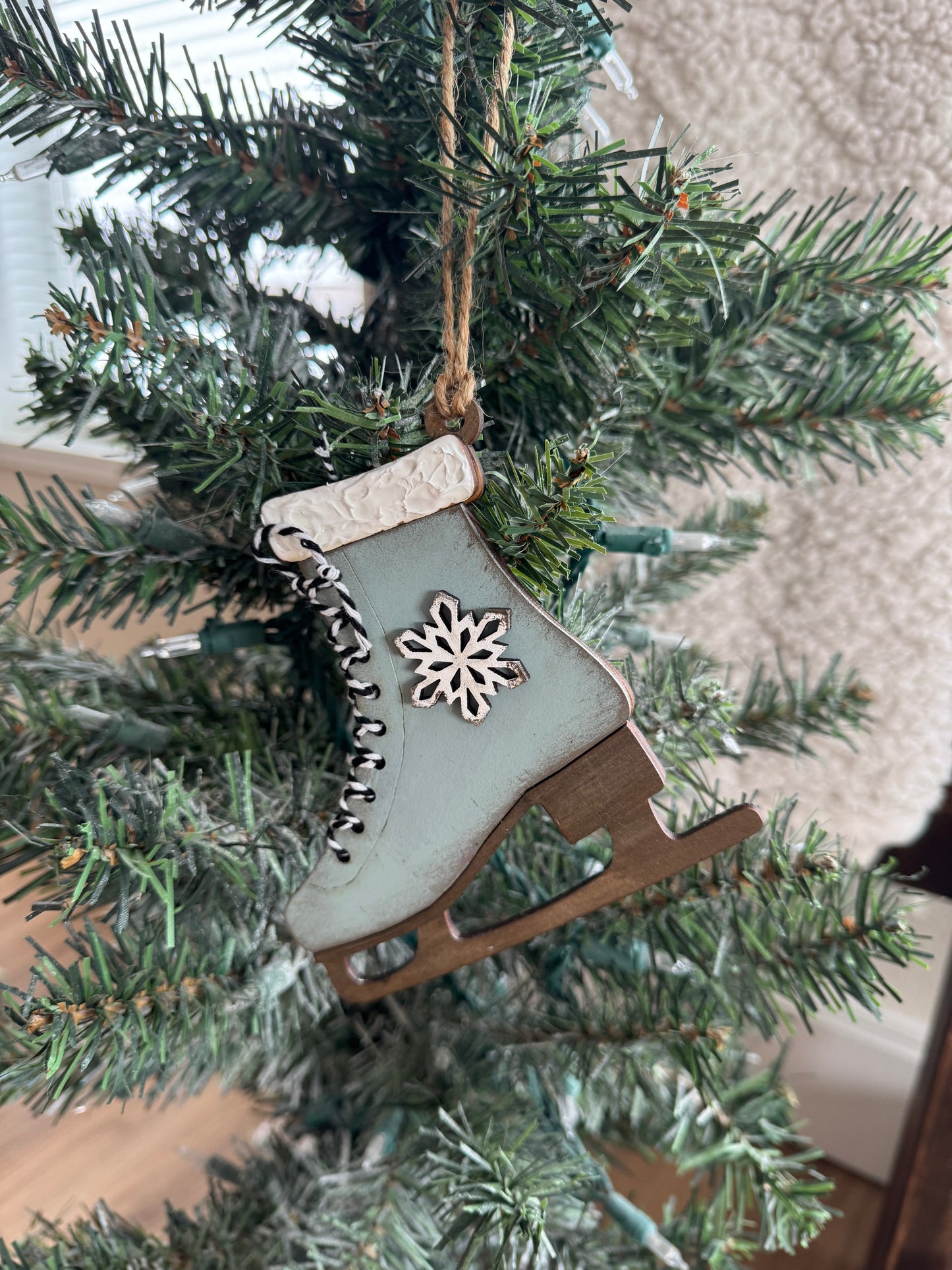 CHRISTMAS ORNAMENT- VINTAGE ICE SKATE ORNAMENT